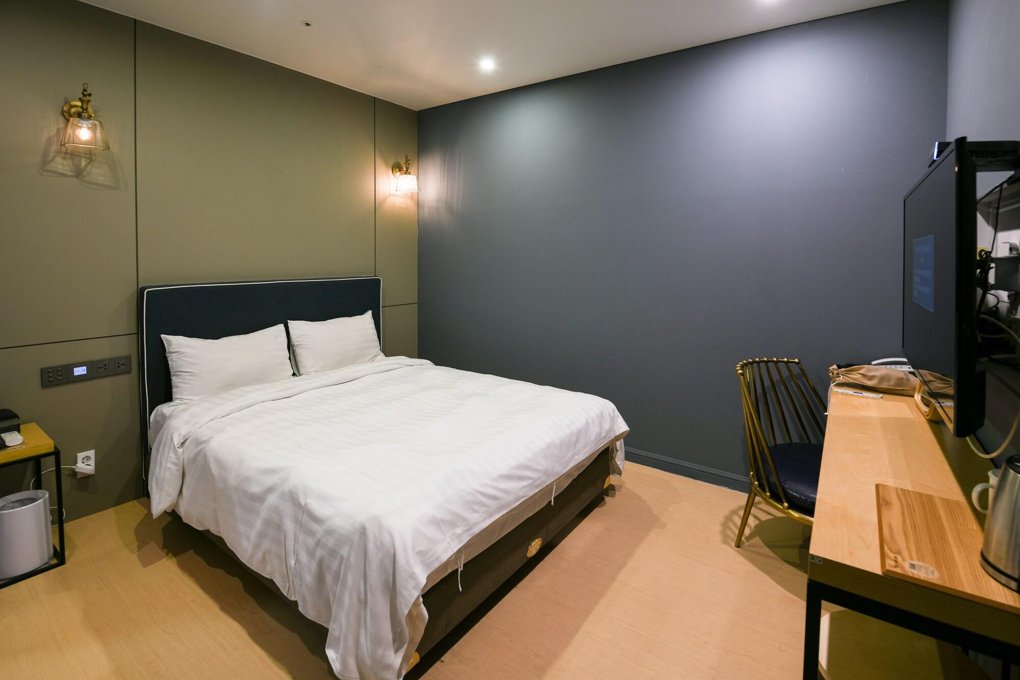 Urban Island Hotel